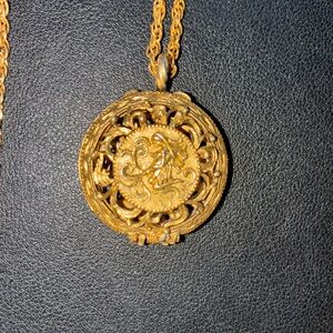 Elegant Gold Pendant Necklace